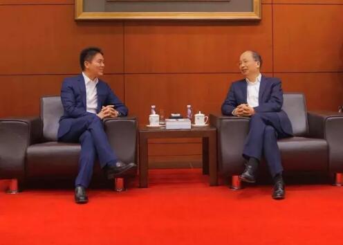 中國(guó)工商銀行董事長(zhǎng)易會(huì)滿和京東集團(tuán)董事局主席兼首席執(zhí)行官劉強(qiáng)東見證了雙方合作協(xié)議的簽署。 