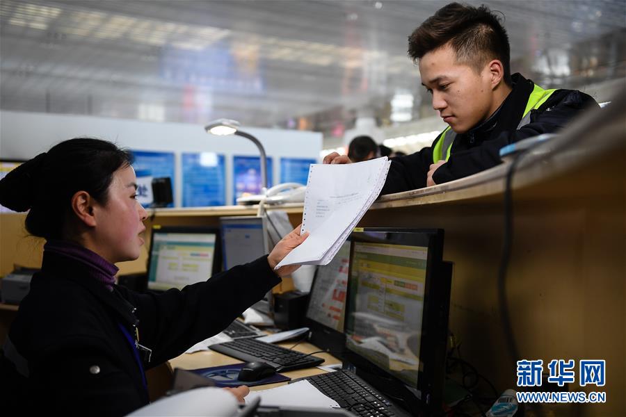 （關(guān)注春運(yùn)·圖片故事）（1） 奔跑吧！高鐵送餐小哥