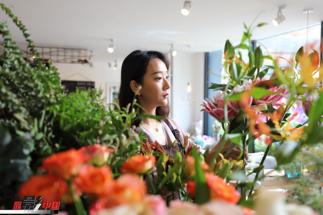 每天和花打交道是一個(gè)幸福的職業(yè)，但同時(shí)也充滿壓力和挑戰(zhàn)，“花在呈現(xiàn)給客人的那一瞬間是美好的，但前面的每一個(gè)步驟都是很辛苦的?！蓖趵桄抡f，花藝是最原始的手工藝產(chǎn)品，沒有辦法機(jī)械化、流程化和規(guī)?；?，必須要用雙手一點(diǎn)點(diǎn)地賦予其生命和美感。圖為王黎媛在挑選制作花束的鮮花。新華網(wǎng) 周亞平/攝 念新洪/文