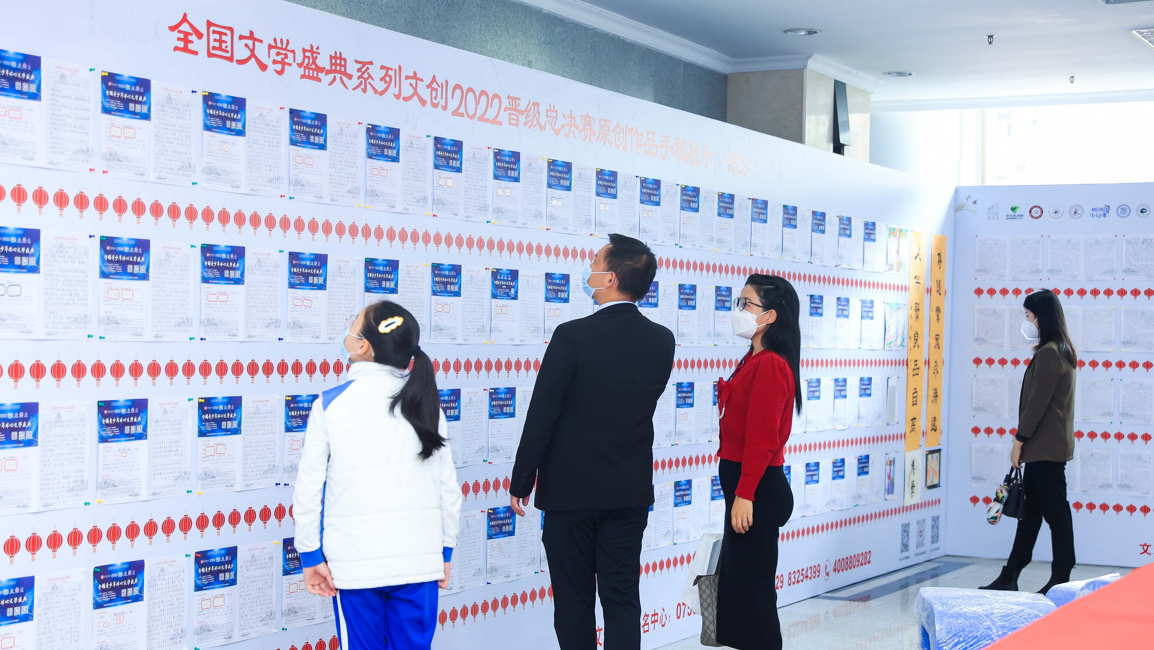 與會(huì)的領(lǐng)導(dǎo)嘉賓、師生文友共同走進(jìn)全國(guó)文學(xué)盛典年度慶典現(xiàn)場(chǎng)展示區(qū)